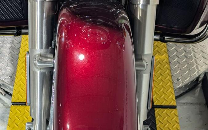 2014 Harley-Davidson® Tri Glide® Ultra Two-Tone Mysterious Red Sunglo/Blackened Cayenne Sunglo