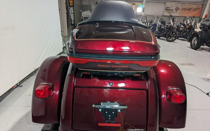 2014 Harley-Davidson® Tri Glide® Ultra Two-Tone Mysterious Red Sunglo/Blackened Cayenne Sunglo
