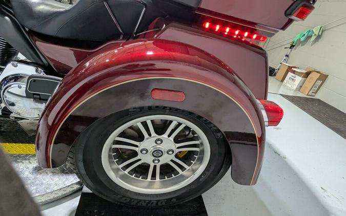 2014 Harley-Davidson® Tri Glide® Ultra Two-Tone Mysterious Red Sunglo/Blackened Cayenne Sunglo