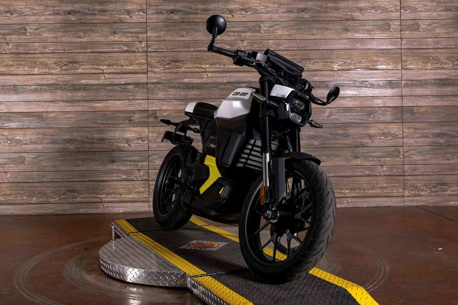 2025 Pulse Carbon Black - Can-Am