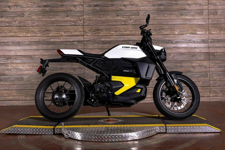 2025 Pulse Carbon Black - Can-Am