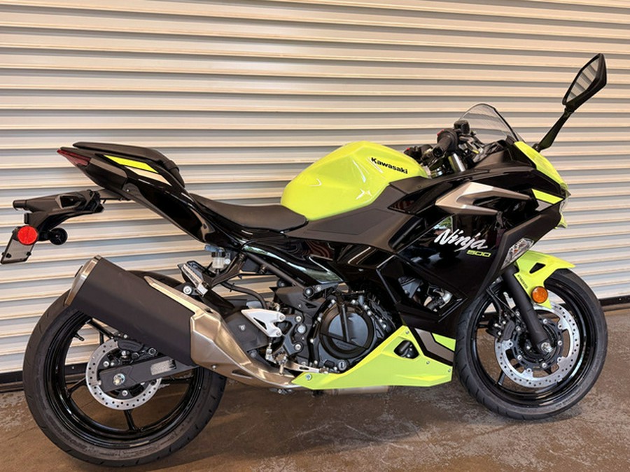 2026 Kawasaki Ninja 500 ABS Metallic Yellowish Green/Ebony ABS