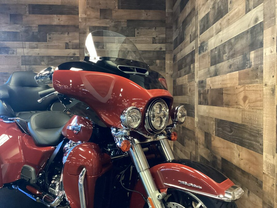 2024 Harley-Davidson Tri Glide Ultra Red Rock / Vivid Black FLHTCUTG