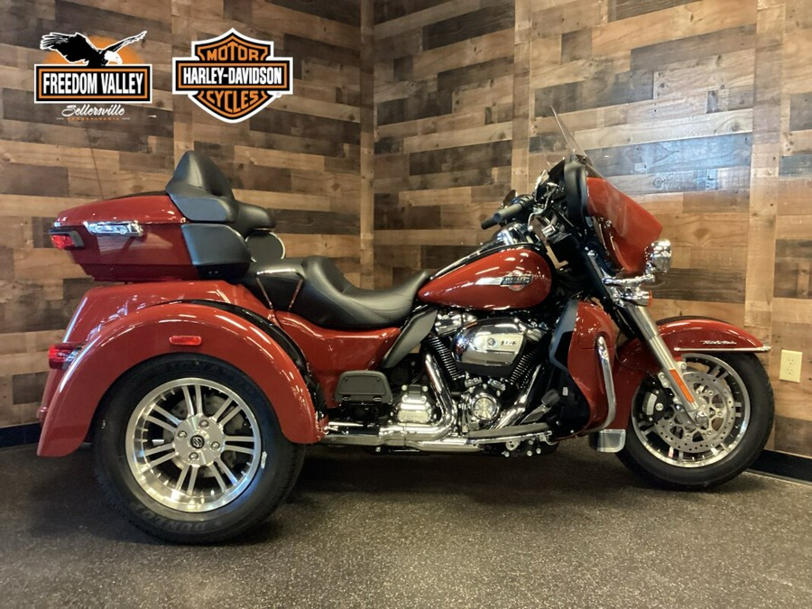 2024 Harley-Davidson Tri Glide Ultra Red Rock / Vivid Black FLHTCUTG