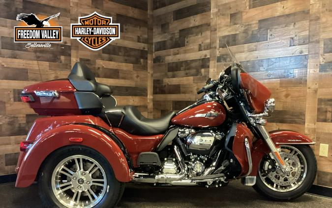 2024 Harley-Davidson Tri Glide Ultra Red Rock / Vivid Black FLHTCUTG