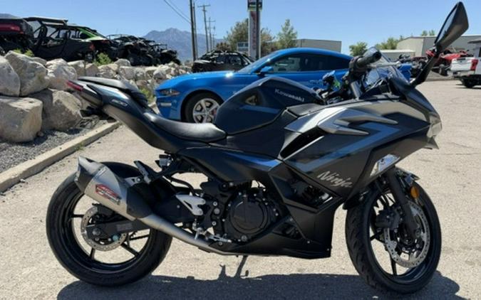 2025 Kawasaki Ninja 500 ABS Passion Red/Metallic Flat Spark Bla