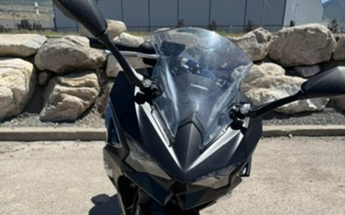 2025 Kawasaki Ninja 500 ABS Passion Red/Metallic Flat Spark Bla
