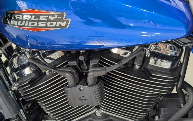 2024 Harley-Davidson® Road Glide® Blue Burst Trim Chrome