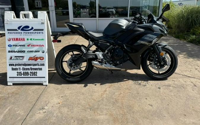 2024 Kawasaki Ninja 650 Metallic Matte Dark Gray/Metallic Spark Black/Metallic Flat Spark Black