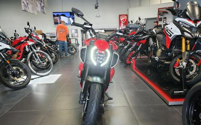 2024 Ducati Diavel V4 Red