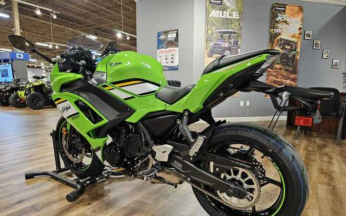 2025 Kawasaki Ninja 650 KRT Edition ABS Lime Green/Ebony/Pearl Blizzard White - 109571