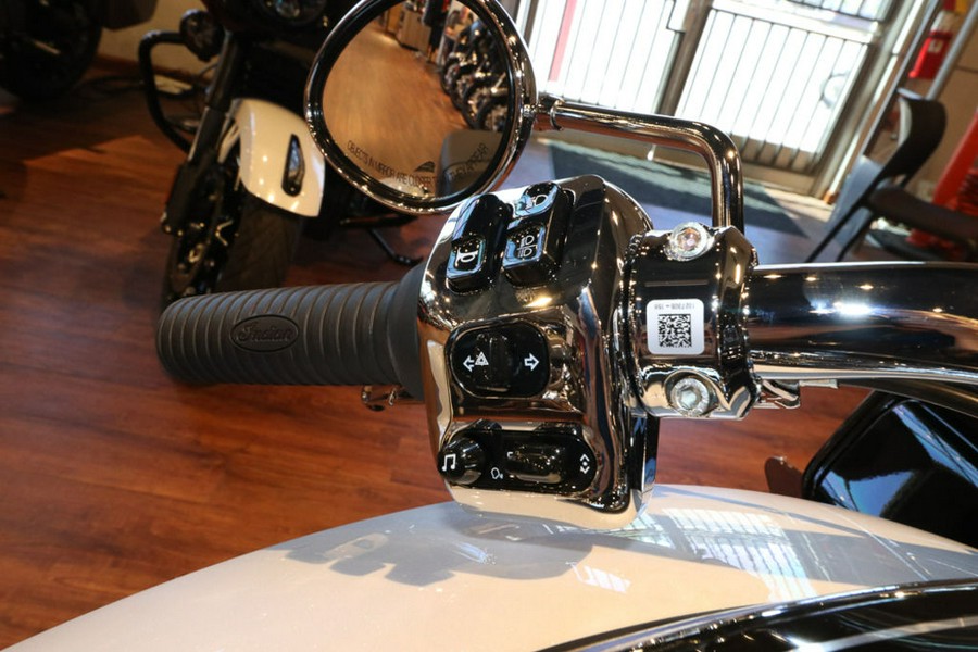 2025 Indian Motorcycle® Challenger® Limited Ghost White Metallic with Black Metallic