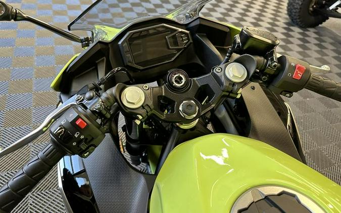 2026 Kawasaki Ninja® 500 ABS Metallic Yellowish Green/Ebony