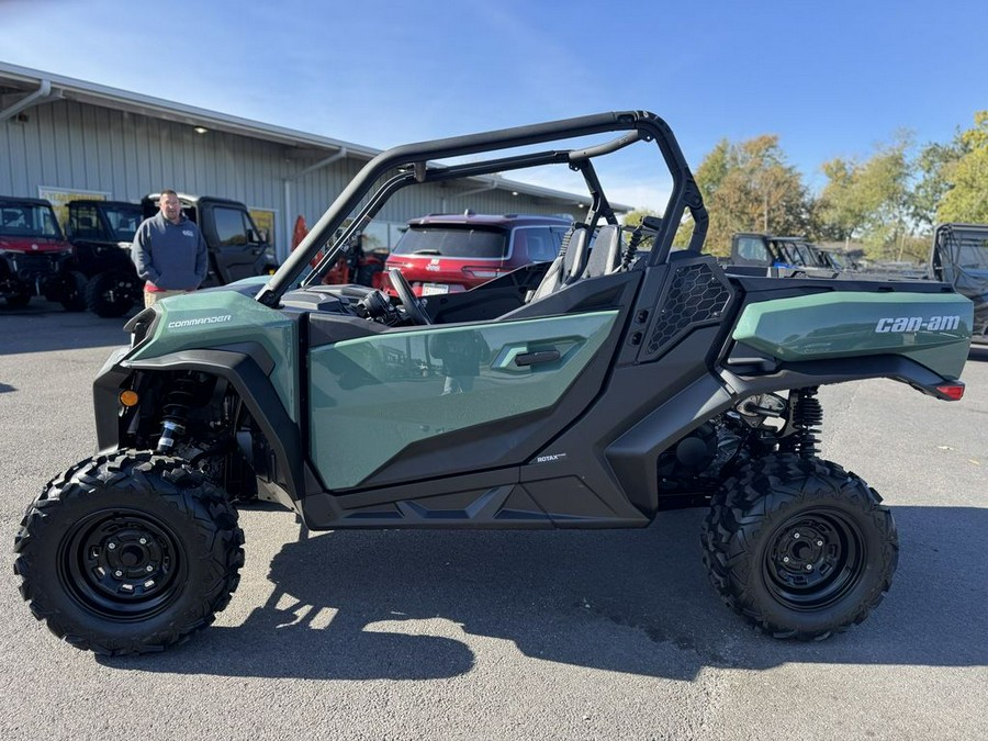 2026 Can-Am® Commander DPS 700