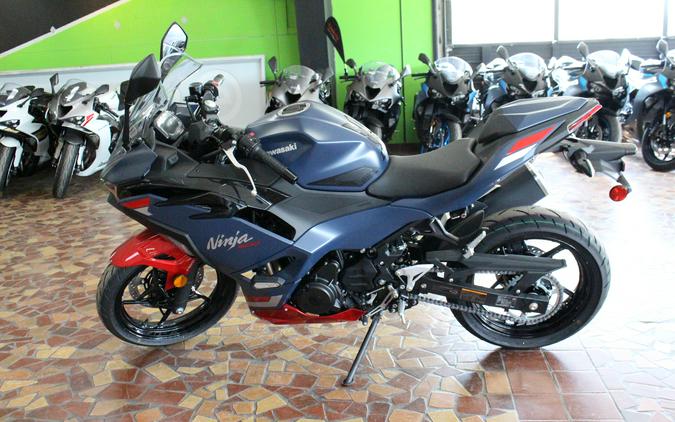 2026 Kawasaki Ninja 500 SE ABS Metallic Matte Twilight Blue/Candy Persimmon Red - TDA86459