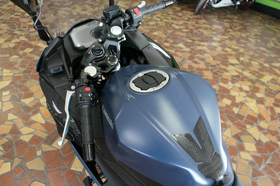 2026 Kawasaki Ninja 500 SE ABS Metallic Matte Twilight Blue/Candy Persimmon Red - TDA99949