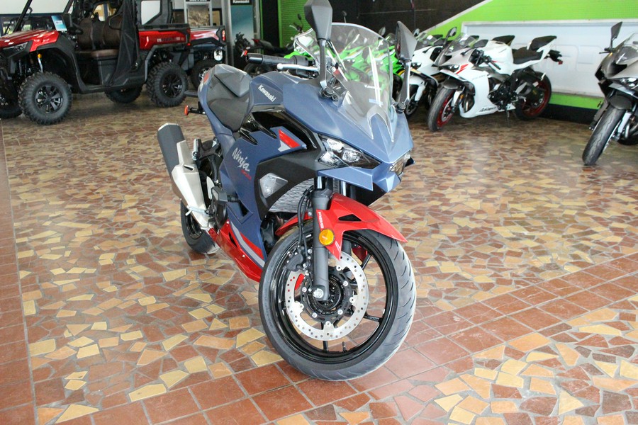 2026 Kawasaki Ninja 500 SE ABS Metallic Matte Twilight Blue/Candy Persimmon Red - TDA99949