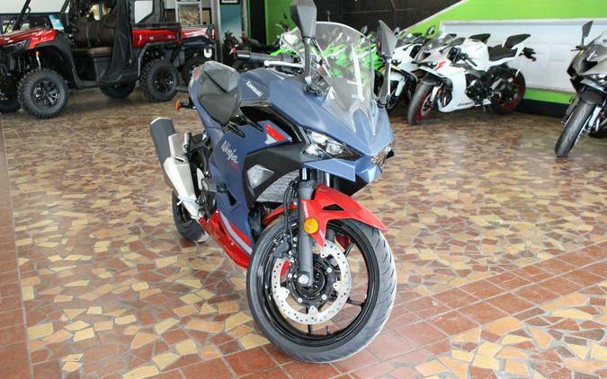 2026 Kawasaki Ninja 500 SE ABS Metallic Matte Twilight Blue/Candy Persimmon Red - TDA99949