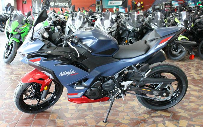 2026 Kawasaki Ninja 500 SE ABS Metallic Matte Twilight Blue/Candy Persimmon Red - TDA99949
