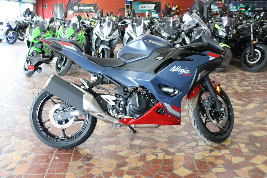 2026 Kawasaki Ninja 500 SE ABS Metallic Matte Twilight Blue/Candy Persimmon Red - TDA99949