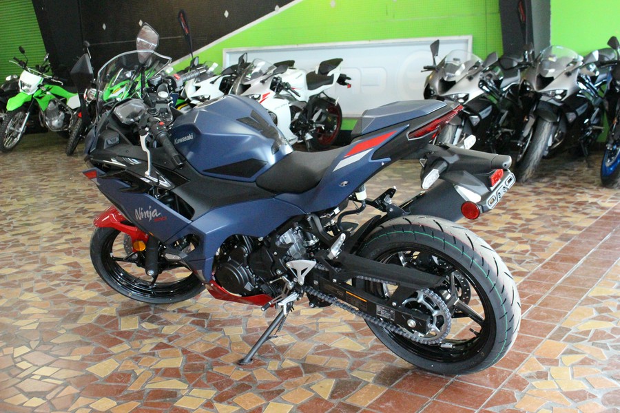 2026 Kawasaki Ninja 500 SE ABS Metallic Matte Twilight Blue/Candy Persimmon Red - TDA99949