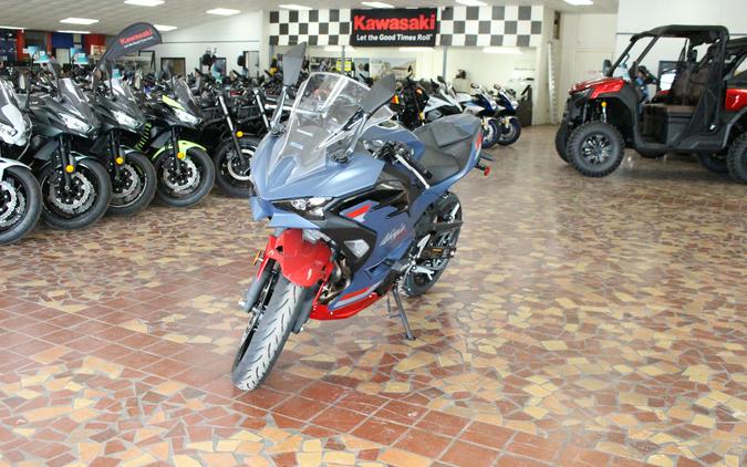 2026 Kawasaki Ninja 500 SE ABS Metallic Matte Twilight Blue/Candy Persimmon Red - TDA86433