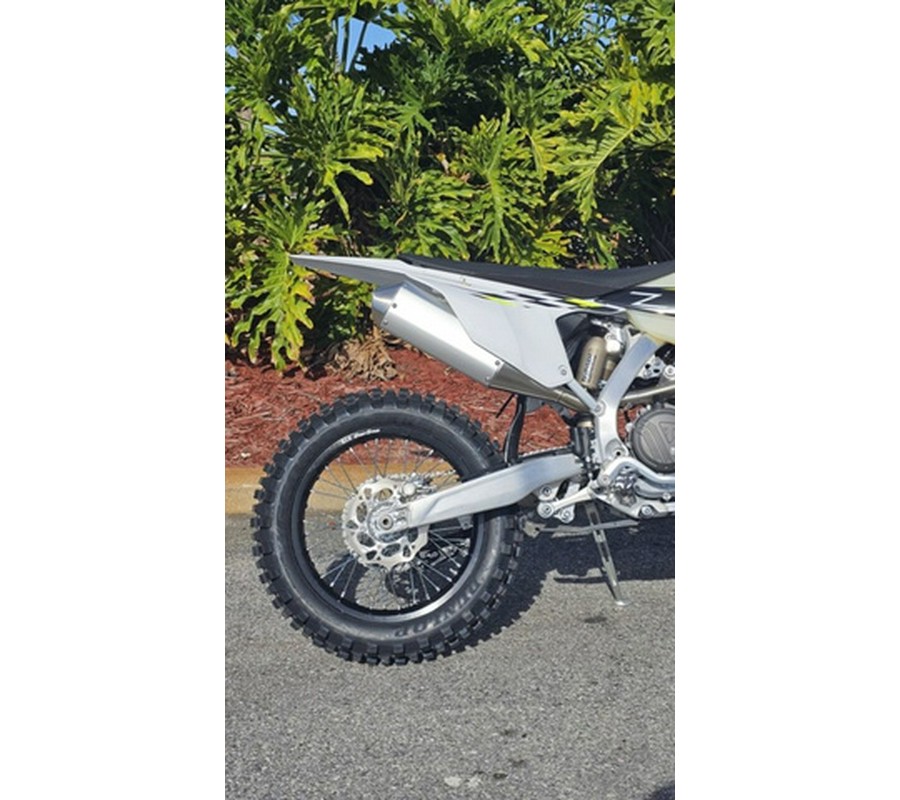 2026 Triumph TF 250-C Jet black/ Pure white 250-C