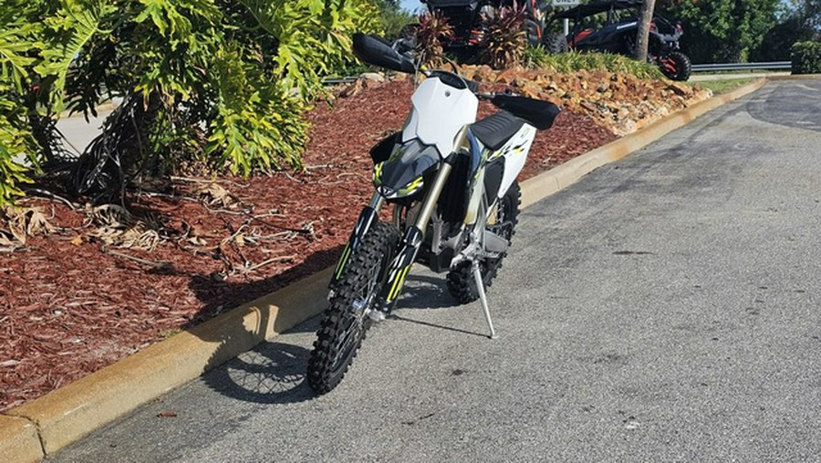 2026 Triumph TF 250-C Jet black/ Pure white 250-C