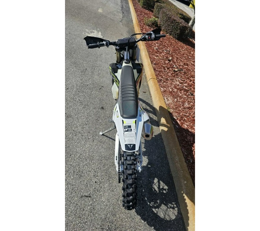 2026 Triumph TF 250-C Jet black/ Pure white 250-C