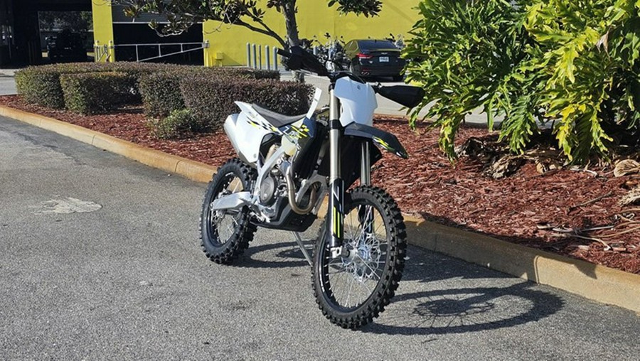 2026 Triumph TF 250-C Jet black/ Pure white 250-C