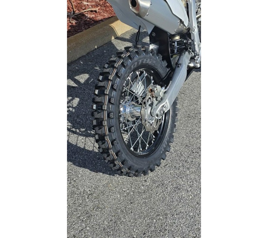 2026 Triumph TF 250-C Jet black/ Pure white 250-C