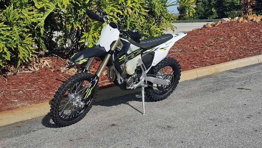 2026 Triumph TF 250-C Jet black/ Pure white 250-C