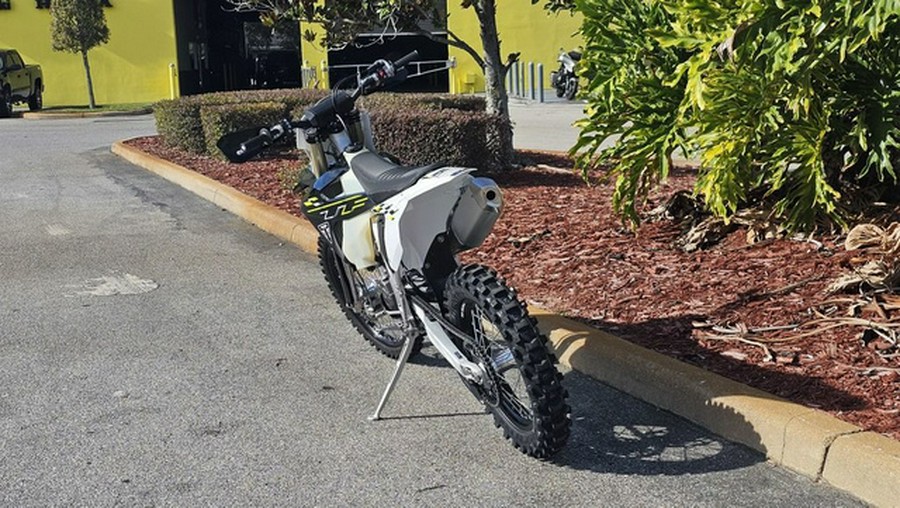 2026 Triumph TF 250-C Jet black/ Pure white 250-C