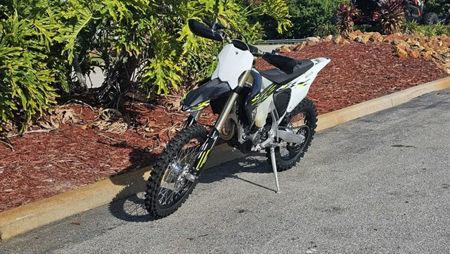 2026 Triumph TF 250-C Jet black/ Pure white 250-C