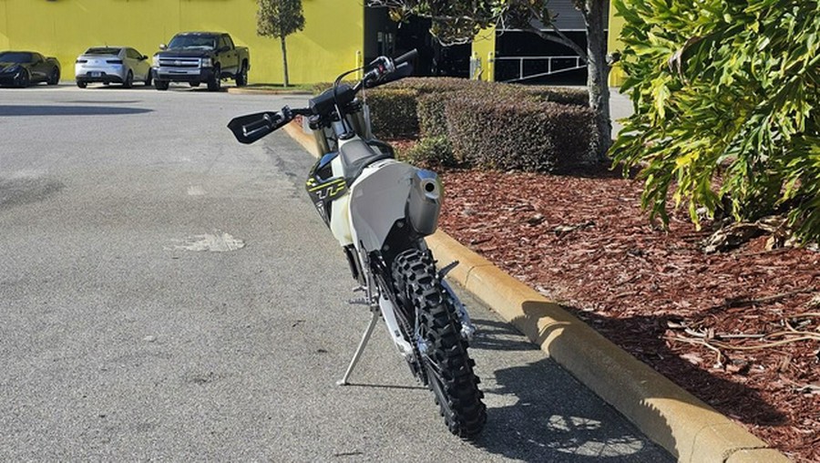 2026 Triumph TF 250-C Jet black/ Pure white 250-C