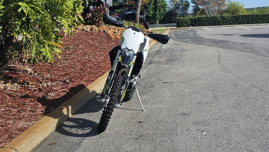 2026 Triumph TF 250-C Jet black/ Pure white 250-C