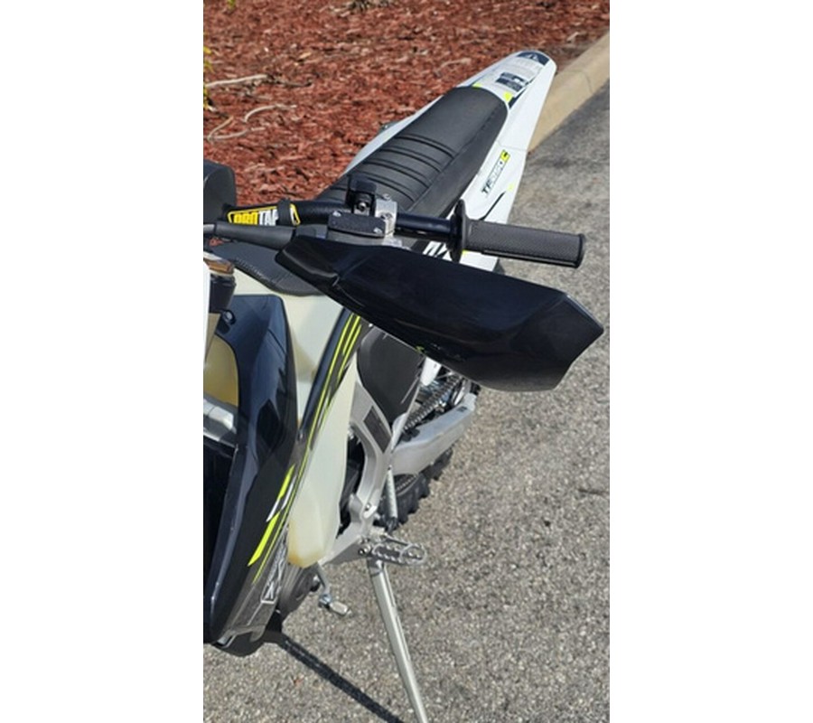 2026 Triumph TF 250-C Jet black/ Pure white 250-C