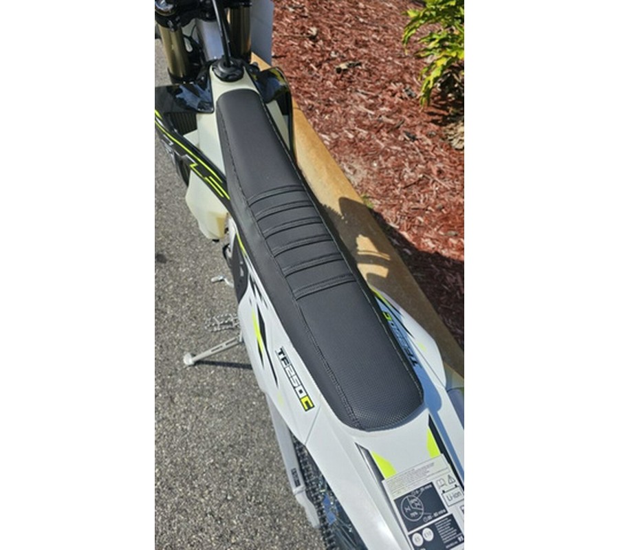 2026 Triumph TF 250-C Jet black/ Pure white 250-C