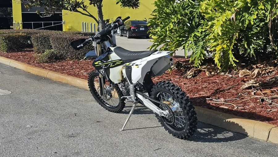 2026 Triumph TF 250-C Jet black/ Pure white 250-C