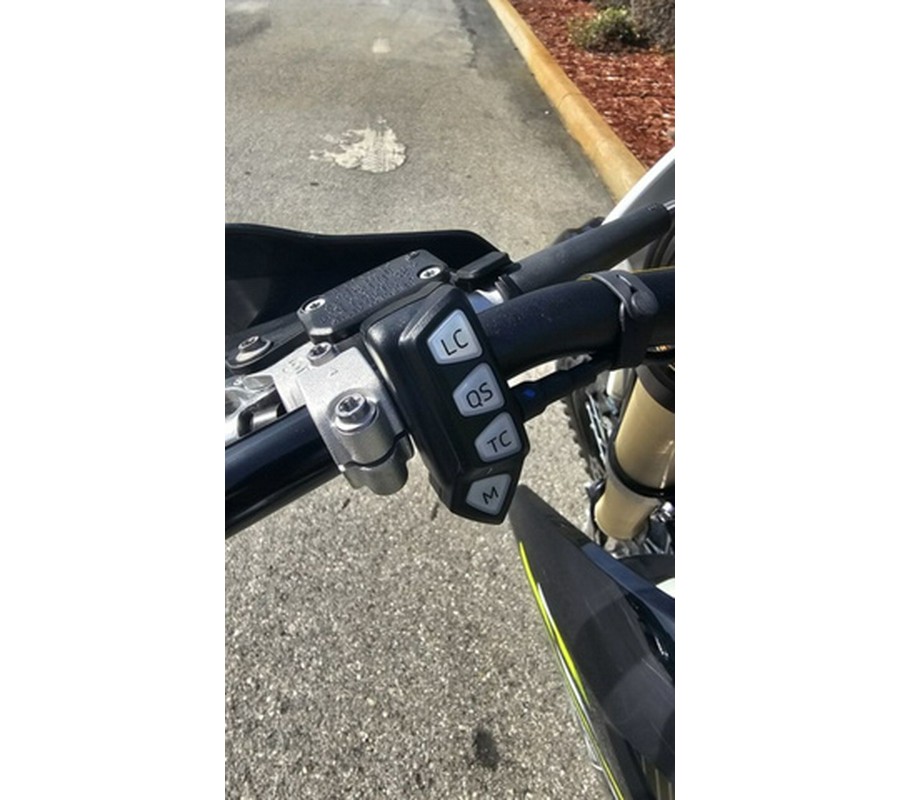 2026 Triumph TF 250-C Jet black/ Pure white 250-C