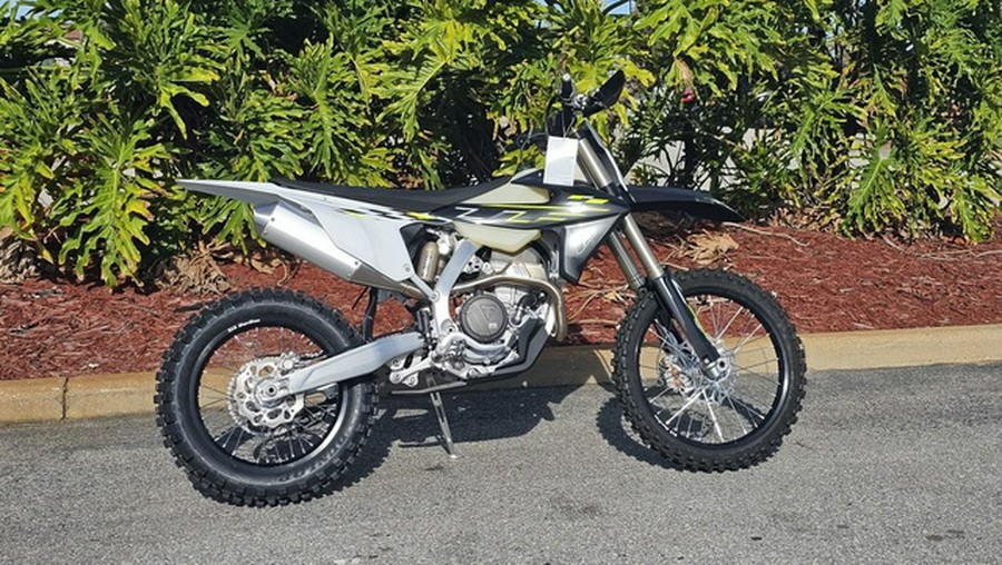 2026 Triumph TF 250-C Jet black/ Pure white 250-C