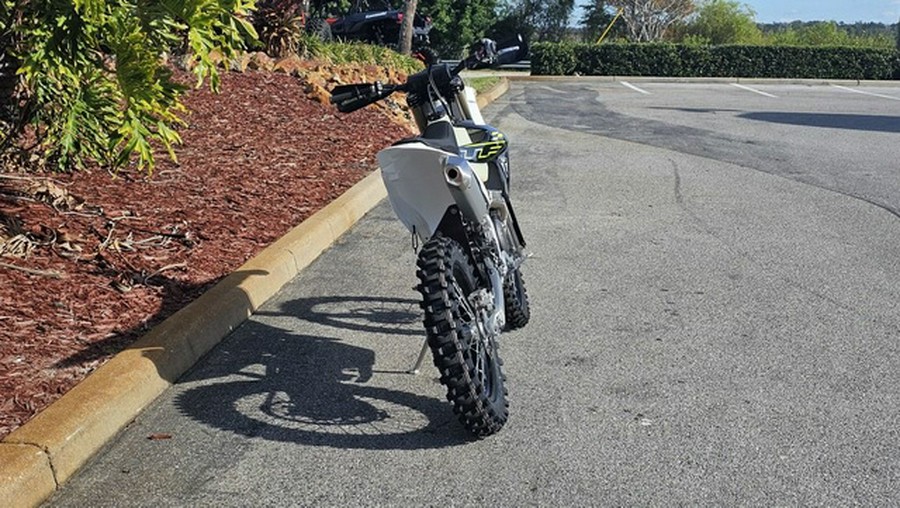 2026 Triumph TF 250-C Jet black/ Pure white 250-C