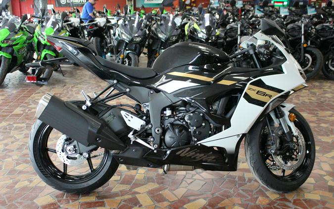2026 Kawasaki NINJA ZX-6R ABS Pearl Robotic White/Metallic Spark Black - TA043617