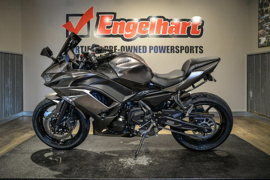 2021 Kawasaki Ninja® 650 Metallic Graphite Gray/Metallic Spark Black