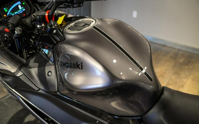 2021 Kawasaki Ninja® 650 Metallic Graphite Gray/Metallic Spark Black