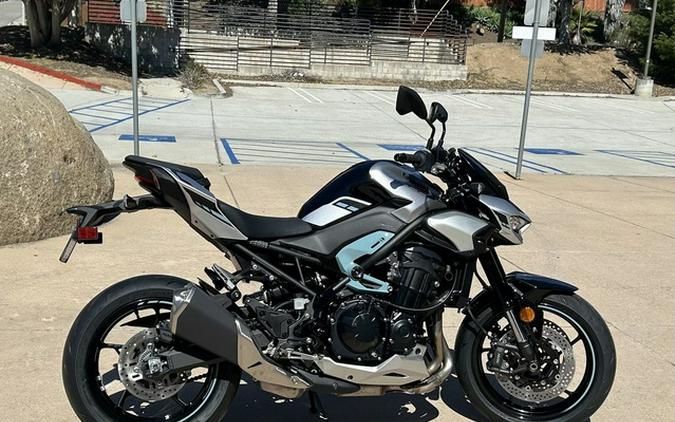 2025 Kawasaki Z900 ABS Galaxy Silver/Metallic Spark Black