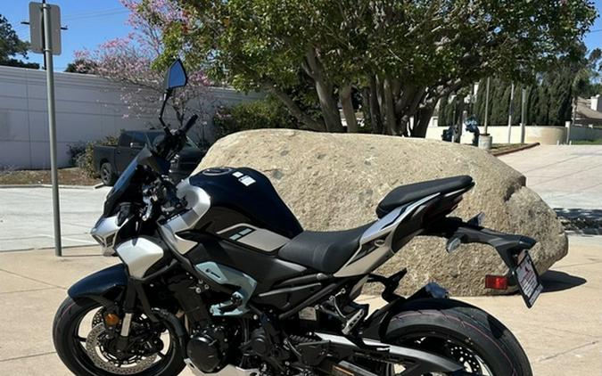 2025 Kawasaki Z900 ABS Galaxy Silver/Metallic Spark Black