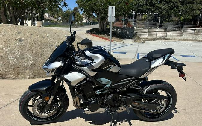 2025 Kawasaki Z900 ABS Galaxy Silver/Metallic Spark Black