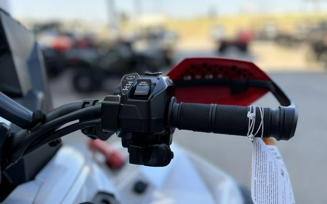 2026 Can-Am® Renegade X mr 1000 R Hyper Silver & Legion Red