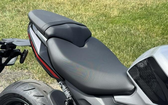 2026 Triumph Daytona 660 Aluminium Silver / Sapphire Black